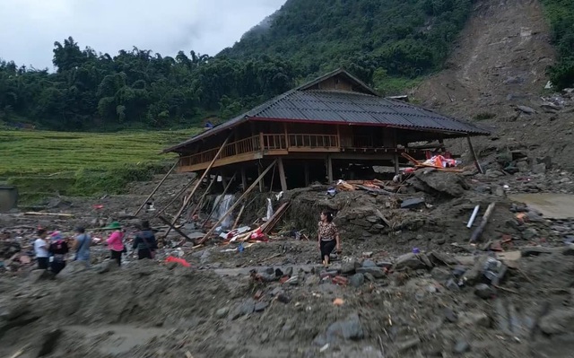 Mạnh thường quân đến nơi bị sạt lở để tìm cách hỗ trợ bà con