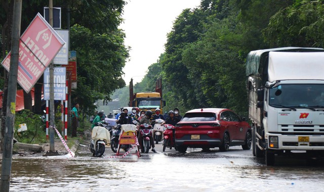 Đại lộ Thăng Long vẫn ngập, người dân đi lại thế nào?- Ảnh 2.