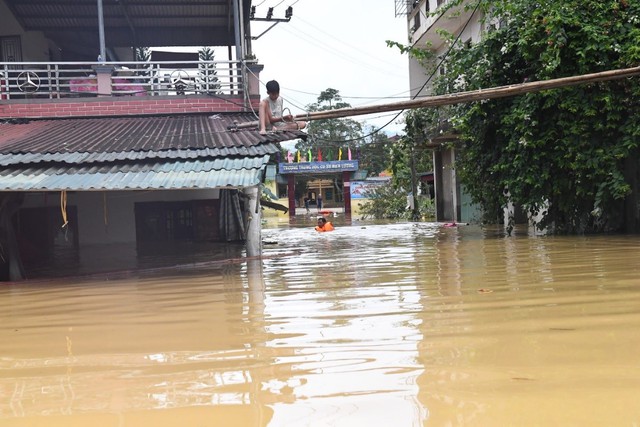 Những chuyến xe chở yêu thương hỗ trợ đồng bào vùng ngập lũ sau bão số 3- Ảnh 2.