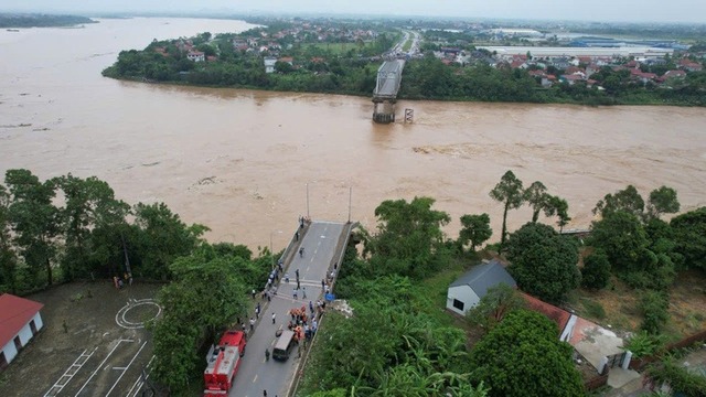 Thủ tướng yêu cầu khẩn trương xây dựng cầu Phong Châu mới- Ảnh 1.