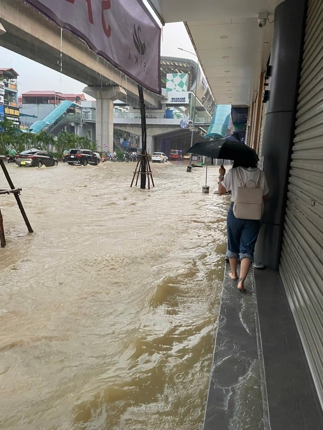 Hà Nội ngập sâu, ùn tắc nghiêm trọng trên nhiều tuyến phố sau mưa lớn- Ảnh 4.