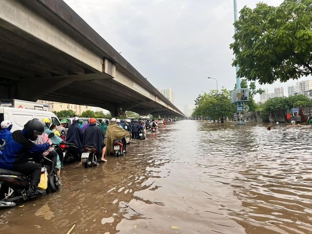 Hà Nội ngập sâu, ùn tắc nghiêm trọng trên nhiều tuyến phố sau mưa lớn- Ảnh 12.