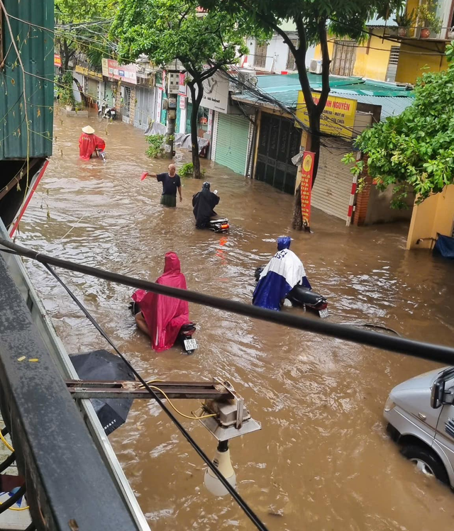 Hà Nội ngập sâu, ùn tắc nghiêm trọng trên nhiều tuyến phố sau mưa lớn- Ảnh 9.