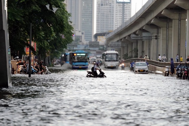 Hà Nội ngập sâu, ùn tắc nghiêm trọng trên nhiều tuyến phố sau mưa lớn- Ảnh 3.