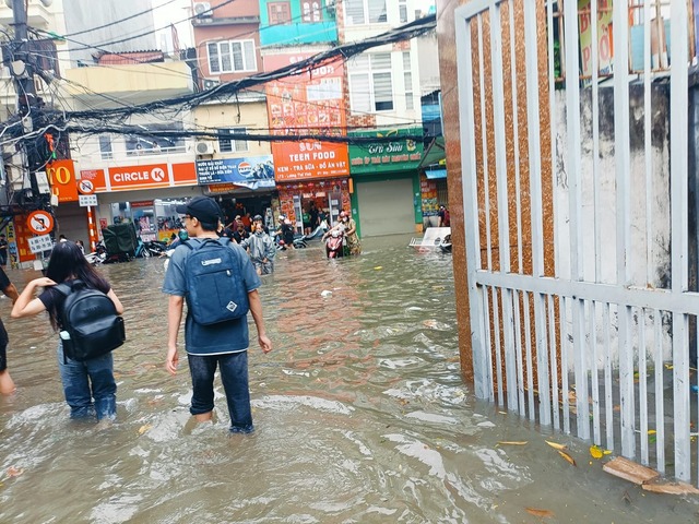 Hà Nội ngập sâu, ùn tắc nghiêm trọng trên nhiều tuyến phố sau mưa lớn- Ảnh 7.