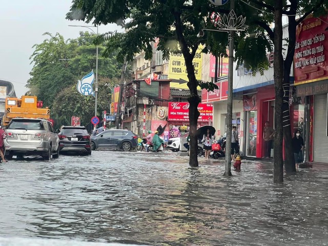 Hà Nội ngập sâu, ùn tắc nghiêm trọng trên nhiều tuyến phố sau mưa lớn- Ảnh 6.