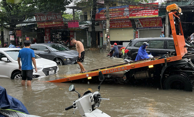 Nhiều xe chết máy, chật vật di chuyển sau mưa lớn trong đêm ở Thủ đô- Ảnh 7.