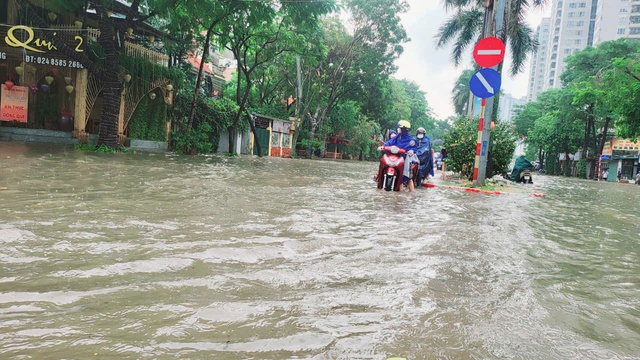 Nhiều xe chết máy, chật vật di chuyển sau mưa lớn trong đêm ở Thủ đô- Ảnh 3.