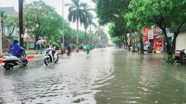 Nhiều xe chết máy, chật vật di chuyển sau mưa lớn trong đêm ở Thủ đô- Ảnh 4.