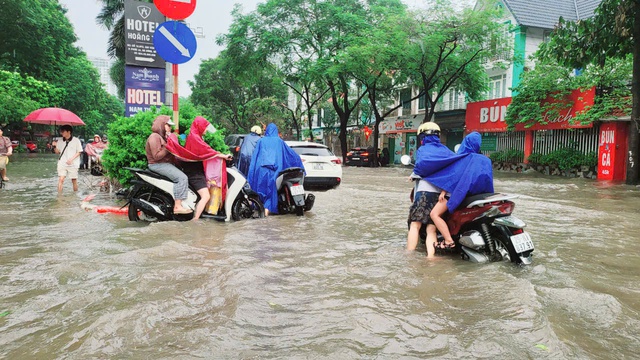 Nhiều xe chết máy, chật vật di chuyển sau mưa lớn trong đêm ở Thủ đô- Ảnh 5.