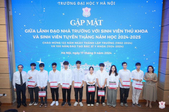 Lãnh đạo Trường Đại học Y Hà Nội khuyên tân sinh viên tuyển thẳng 'gác lại vinh quang'- Ảnh 4.