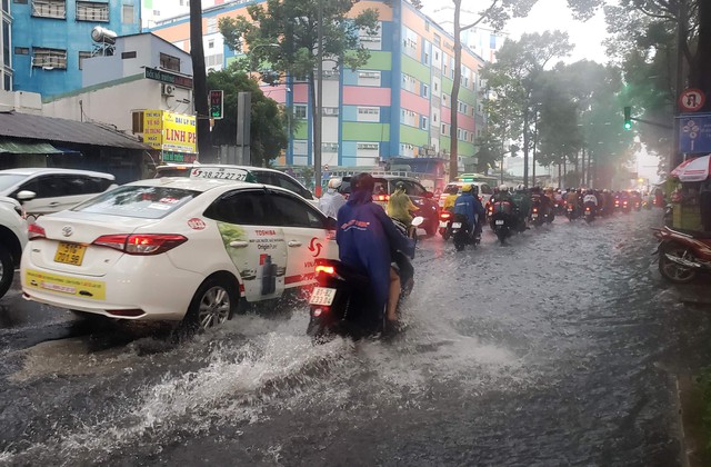 Mưa lớn gây ngập một số tuyến đường tại TPHCM. Ảnh: Xuân Dự