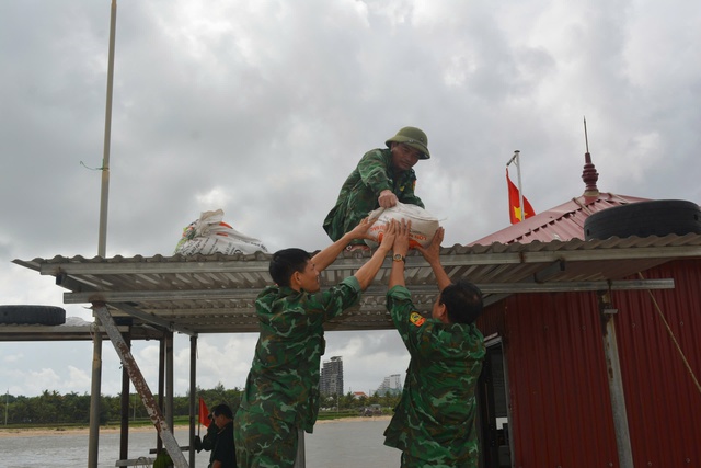 Ngư dân cẩu thuyền lên bờ trước khi áp thấp đổ bộ- Ảnh 11.