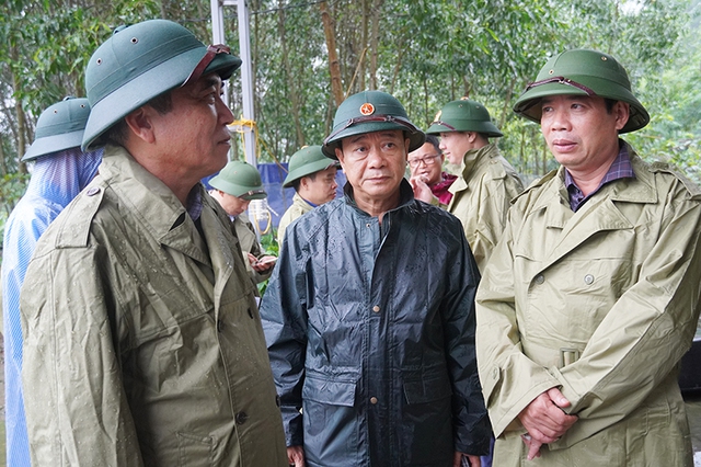 Trưởng phòng nông nghiệp huyện nói gì khi gia đình không sơ tán khỏi khu vực sạt lở?- Ảnh 2.