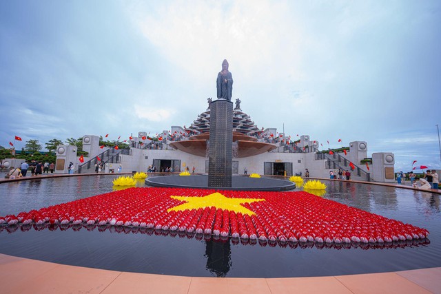 Núi Bà Đen hút hàng vạn du khách đến vui chơi và tham dự dâng đăng mừng Quốc khánh- Ảnh 2.