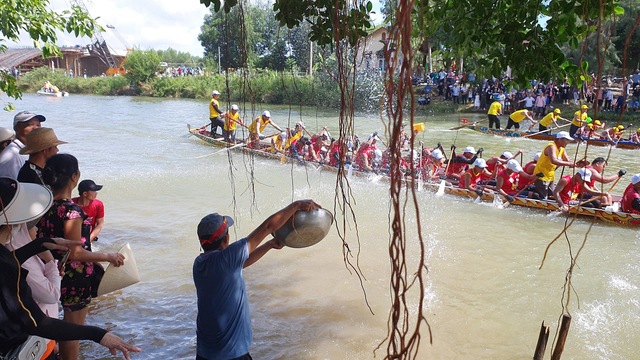 Hội đua thuyền truyền thống trên dòng sông chảy ngược ngày Tết Độc lập- Ảnh 9.