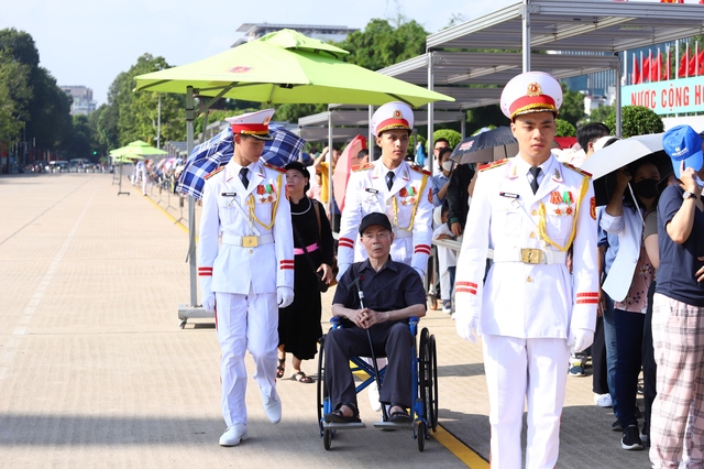 Hàng dài người xếp hàng, đội nắng vào Lăng viếng Chủ tịch Hồ Chí Minh ngày 2/9- Ảnh 4.