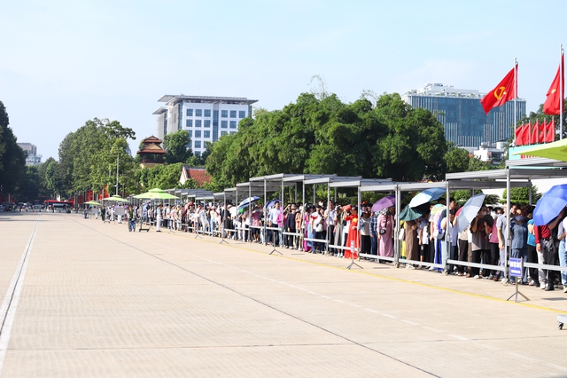 Hàng dài người xếp hàng, đội nắng vào Lăng viếng Chủ tịch Hồ Chí Minh ngày 2/9- Ảnh 2.