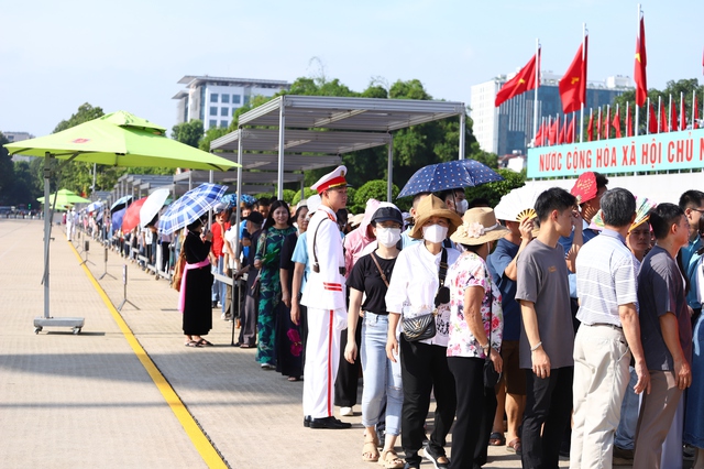 Hàng dài người xếp hàng, đội nắng vào Lăng viếng Chủ tịch Hồ Chí Minh ngày 2/9- Ảnh 3.