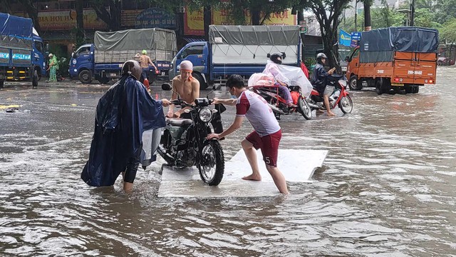 Nhiều tuyến phố Hà Nội ngập úng, có nơi ngập trên 40cm- Ảnh 2.