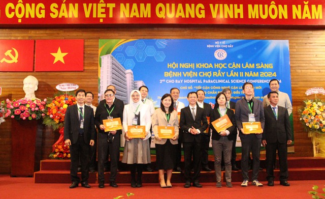 Các báo cáo viên nhận thư cảm ơn từ Ban tổ chức hội nghị. Ảnh: Xuân Dự