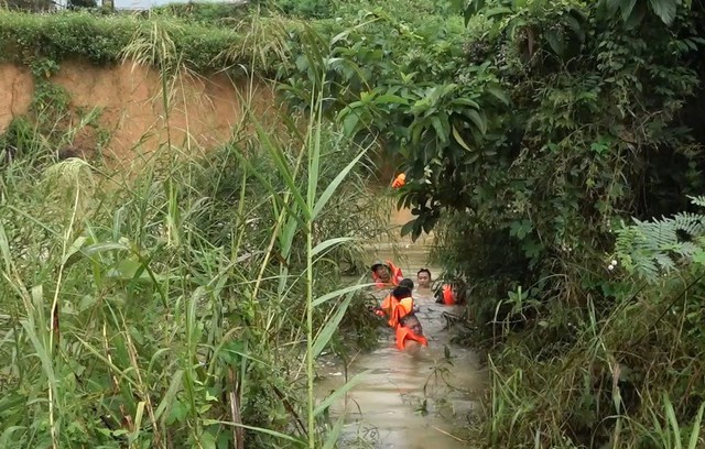 Người đàn ông bị nước lũ cuốn trôi tử vong khi đi qua tràn- Ảnh 1.