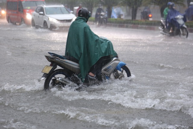 Mưa trắng trời, TP Vinh chìm trong biển nước- Ảnh 2.