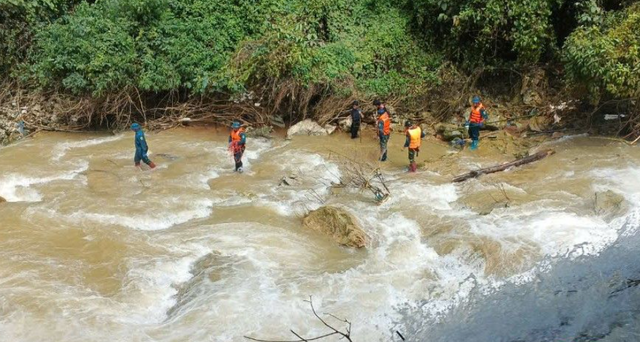 Tìm thấy 2 nạn nhân bị cuốn trôi khi đi qua ngầm tràn ở Sơn La- Ảnh 1.