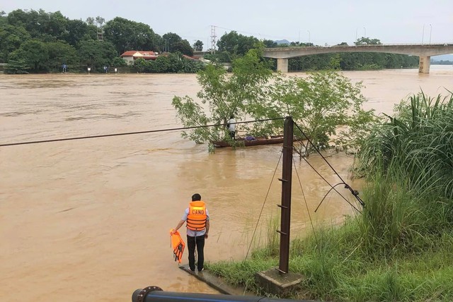 Bị nước lũ sông Mã cuốn trôi 2 km, người đàn ông may mắn thoát chết- Ảnh 1.