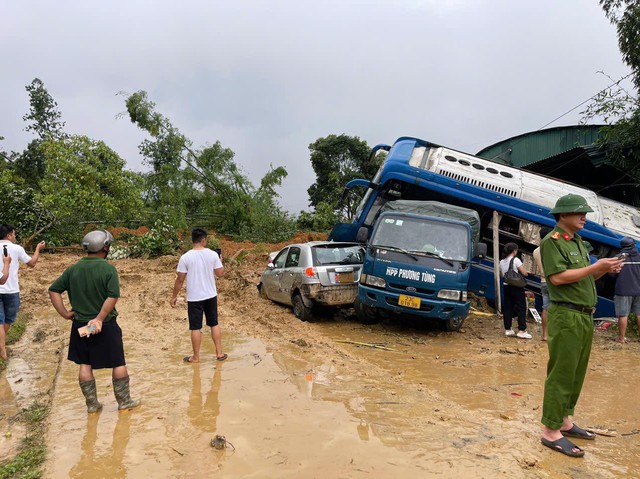 Sạt lở vùi lấp nhiều nhà dân ở Hà Giang- Ảnh 2.