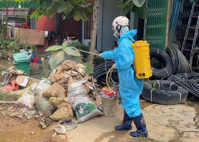 Đứng dậy sau giông bão (2): Bước chân không mỏi của cán bộ y tế cơ sở- Ảnh 5.