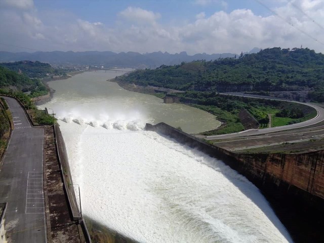 Mở hàng loạt cửa xả lũ nhà máy thủy điện ứng phó với bão số 3- Ảnh 2.