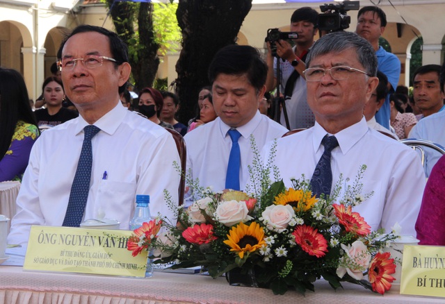 Bí thư Thành ủy TPHCM Nguyễn Văn Nên (bên trái) cùng lãnh đạo Sở GD&-ĐT TPHCM dự lễ khai giảng tại Trường THPT Chuyên Lê Hồng Phong. Ảnh: Xuân Dự