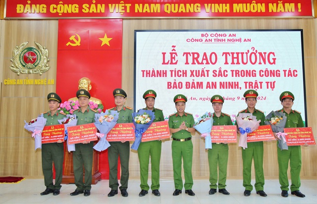 Lãnh đạo Công an tỉnh Nghệ An trao thưởng Ban chuyên án.