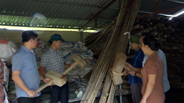 Hàng chục căn nhà ở Thanh Hóa bị tốc mái, chính quyền hỗ trợ di dời người dân an toàn- Ảnh 4.