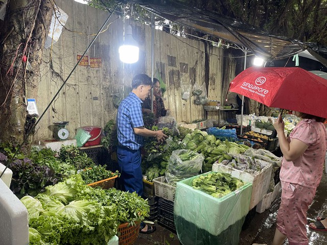 Thực phẩm đầy kệ ở các chợ, siêu thị Hà Nội, người dân tha hồ mua sắm- Ảnh 3.