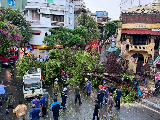 Tâm bão chuẩn bị di chuyển vào Hà Nội, mưa rất lớn, gió rít từng cơn- Ảnh 2.