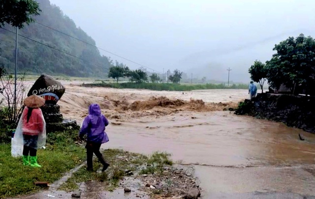 Yên Bái, Sơn La: Nhà dân bị ngập tới nóc, nhiều tuyến đường chia cắt do ảnh hưởng của siêu bão Yagi- Ảnh 10.