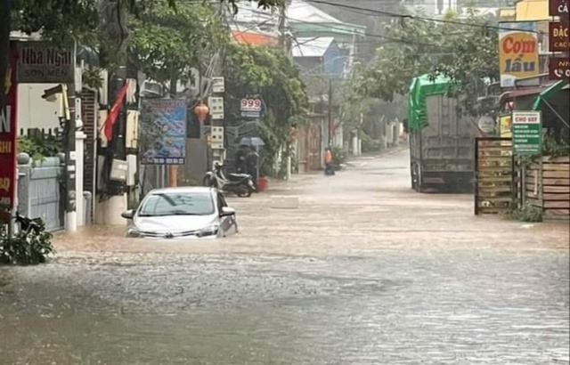 Yên Bái, Sơn La: Nhà dân bị ngập tới nóc, nhiều tuyến đường chia cắt do ảnh hưởng của siêu bão Yagi- Ảnh 9.