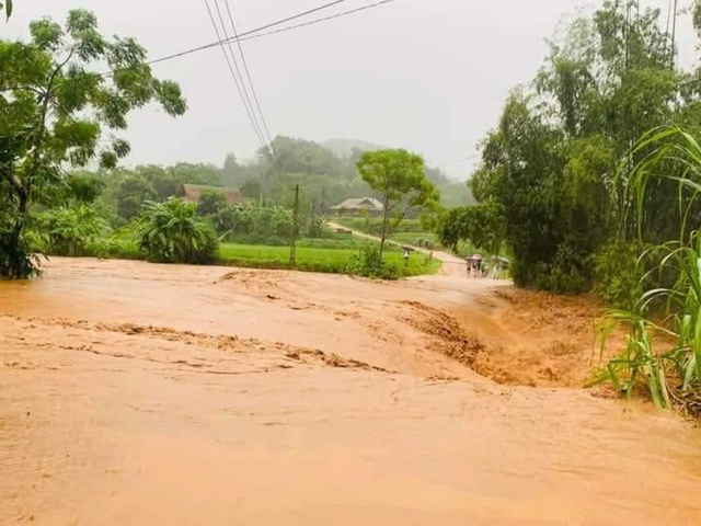 Yên Bái, Sơn La: Nhà dân bị ngập tới nóc, nhiều tuyến đường chia cắt do ảnh hưởng của siêu bão Yagi- Ảnh 7.