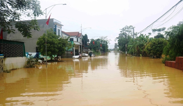 Thau rửa bể nước, giếng nước, dụng cụ chứa nước và dùng hóa chất để khử trùng nước ăn uống và sinh hoạt theo hướng dẫn của nhân viên y tế. Ảnh minh hoạ