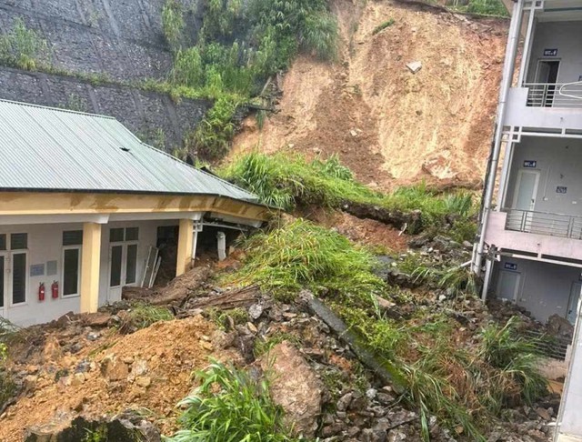 Yên Bái, Sơn La: Nhà dân bị ngập tới nóc, nhiều tuyến đường chia cắt do ảnh hưởng của siêu bão Yagi- Ảnh 2.