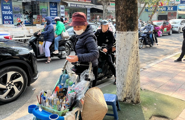 Giáp Tết, lao động tự do hối hả mưu sinh trong giá rét- Ảnh 3.