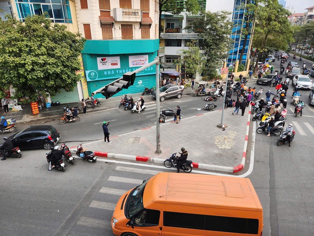 Ô tô đâm liên hoàn nhiều phương tiện tại Đào Tấn (Ba Đình)- Ảnh 2.