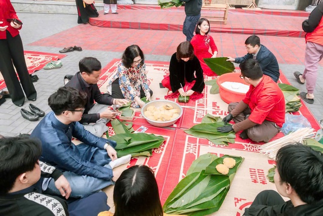 Sinh viên quốc tế hào hứng gói bánh chưng, trải nghiệm đón Tết Nguyên đán- Ảnh 2.