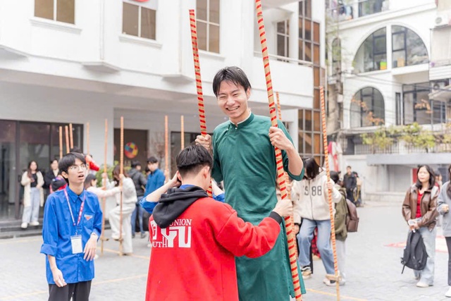 Sinh viên quốc tế hào hứng gói bánh chưng, trải nghiệm đón Tết Nguyên đán- Ảnh 5.