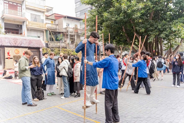 Sinh viên quốc tế hào hứng gói bánh chưng, trải nghiệm đón Tết Nguyên đán- Ảnh 4.