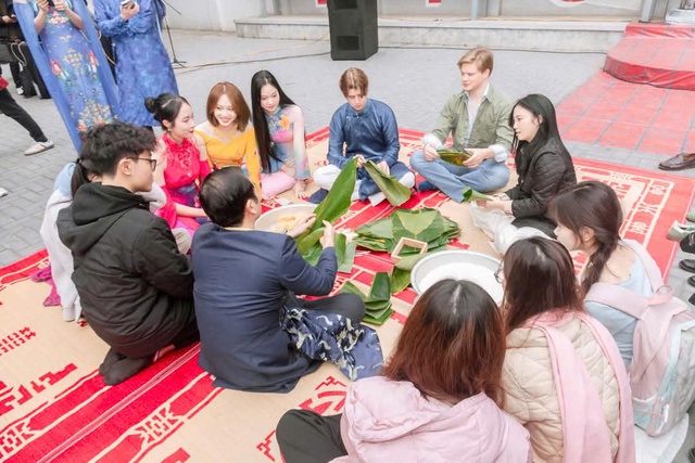 Sinh viên quốc tế hào hứng gói bánh chưng, trải nghiệm đón Tết Nguyên đán- Ảnh 1.