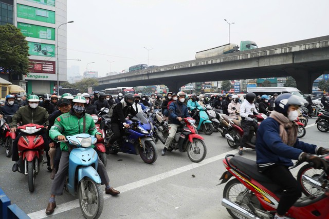 'Nghẹt thở' vì ùn tắc giao thông Hà Nội cận Tết- Ảnh 2.