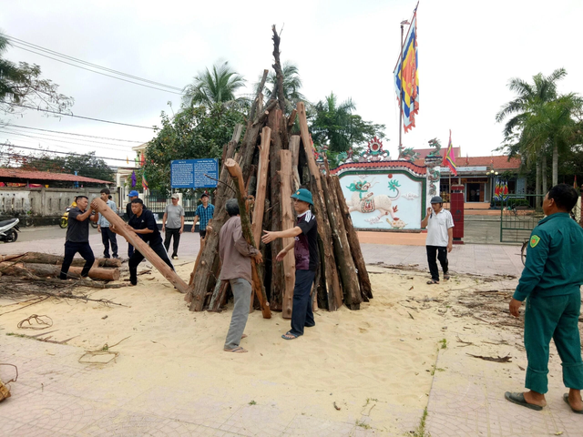 Độc đáo tục lấy lửa thiêng đêm giao thừa ở làng biển hàng trăm năm tuổi- Ảnh 3.